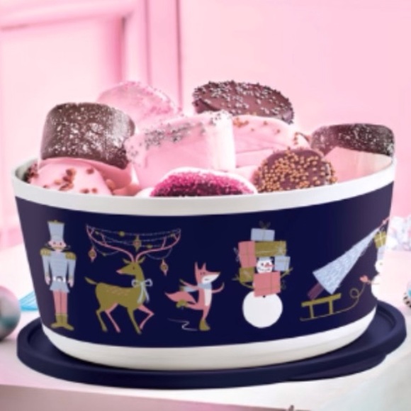 Tupperware Christmas 18-cup/4.3 L Bowl - Picture 2 of 5